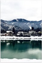 Poster Glanzend – Bergen - Sneeuw - Water - Bomen- Huizen - Wit - 40x60 cm Foto op Posterpapier met Glanzende Afwerking