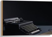 Hout - Foto van een Ouderwetse Typemachine op Grijs Bureau - 75x50 cm - 9 mm dik - Foto op Hout (Met Ophangsysteem)