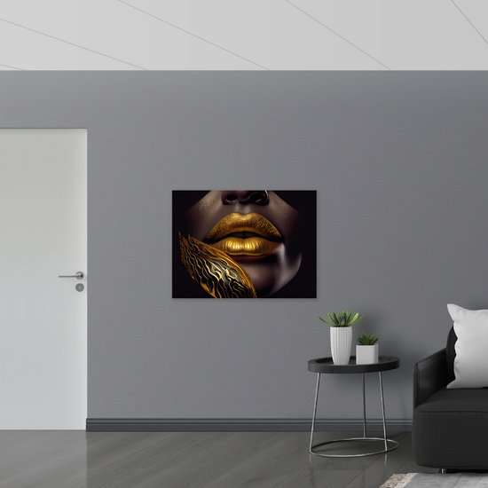 Poster Glanzend – Mond van Persoon met Gouden Details tegen Zwarte Achtergrond - 100x75 cm Foto op Posterpapier met Glanzende Afwerking
