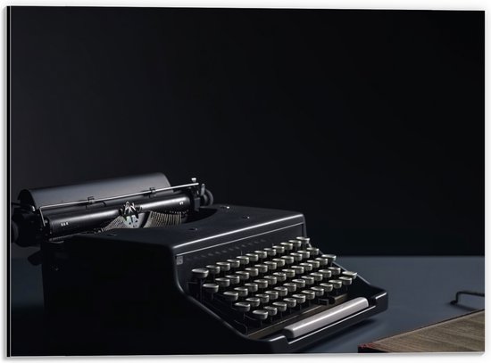 Dibond - Foto van een Ouderwetse Typemachine op Grijs Bureau - 40x30 cm Foto op Aluminium (Met Ophangsysteem)