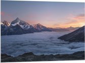 Vlag - Bergen - Mist - Wolken - Sneeuw - Bergtop - 100x75 cm Foto op Polyester Vlag