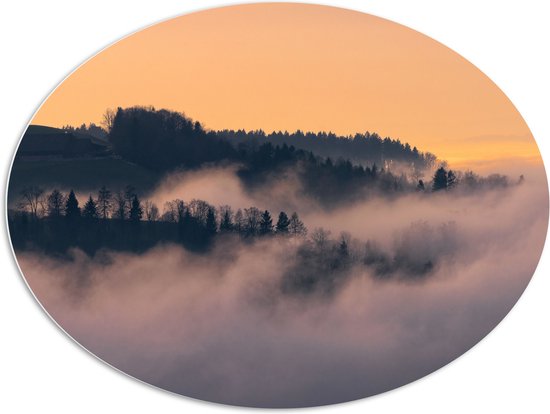 PVC Schuimplaat Ovaal - Bergen - Bomen - Wolken - Mist - Huisje - 108x81 cm Foto op Ovaal (Met Ophangsysteem)