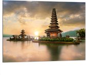 Dibond - Pura Ulun Danu Bratan Tempel op Eilanden in het Water in Indonesië - 100x75 cm Foto op Aluminium (Wanddecoratie van metaal)