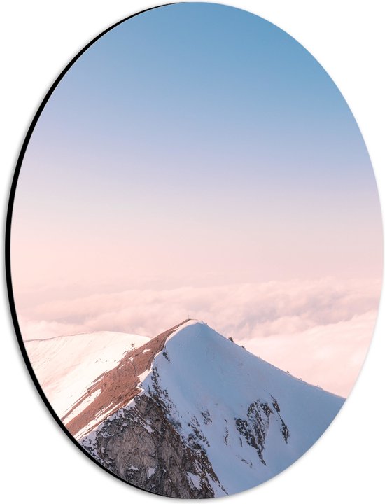 Dibond Ovaal - Bergen - Sneeuw - Wolken - Bergtop - 21x28 cm Foto op Ovaal (Met Ophangsysteem)