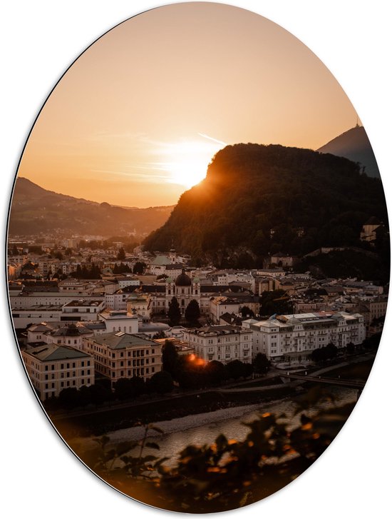 Dibond Ovaal - Bergen - Water - Zonsondergang - Planten - Bomen - Huizen - Gebouwen - 60x80 cm Foto op Ovaal (Met Ophangsysteem)