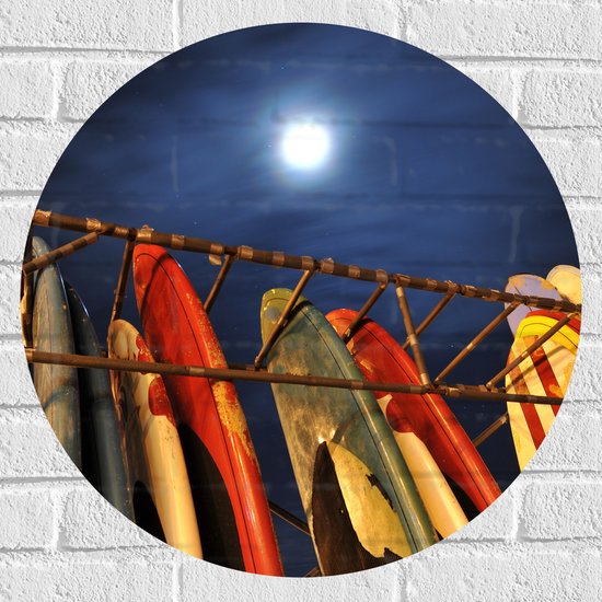 Muursticker Cirkel - Rij Surfplanken in Hek op het Strand tijdens de nacht - 60x60 cm Foto op Muursticker