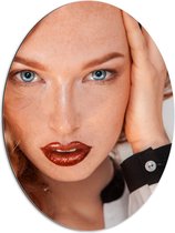 Dibond Ovaal - Poserende Roodharige Vrouw met Felkleurige Ogen - 60x80 cm Foto op Ovaal (Met Ophangsysteem)