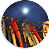 PVC Schuimplaat Muurcirkel - Rij Surfplanken in Hek op het Strand tijdens de nacht - 50x50 cm Foto op Muurcirkel (met ophangsysteem)