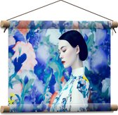 Textielposter - Charmante Vrouw in Bloemenjurk tegen Muur met Bloemen Patroon - 40x30 cm Foto op Textiel