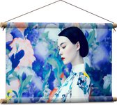 Textielposter - Charmante Vrouw in Bloemenjurk tegen Muur met Bloemen Patroon - 60x40 cm Foto op Textiel