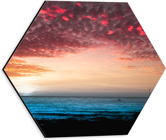 Dibond Hexagon - Silhouet van Berg aan de Zee onder Roze Lucht - 30x26.1 cm Foto op Hexagon (Met Ophangsysteem)