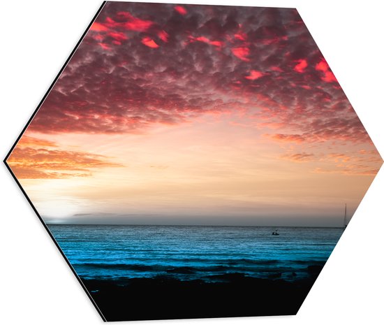 Dibond Hexagon - Silhouet van Berg aan de Zee onder Roze Lucht - 50x43.5 cm Foto op Hexagon (Met Ophangsysteem)