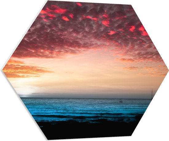 PVC Schuimplaat Hexagon - Silhouet van Berg aan de Zee onder Roze Lucht - 70x60.9 cm Foto op Hexagon (Met Ophangsysteem)