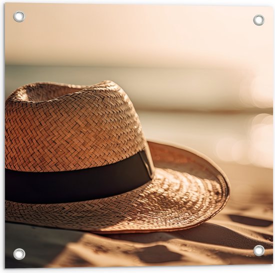 Tuinposter – Rieten Hoed Liggend in het Zand langs de Zee - 50x50 cm Foto op Tuinposter (wanddecoratie voor buiten en binnen)