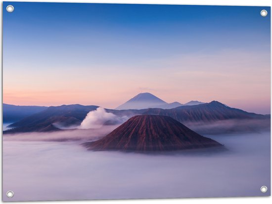 Tuinposter – Hoge Bergtoppen boven het Wolkendek - 80x60 cm Foto op Tuinposter (wanddecoratie voor buiten en binnen)