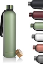 LARS NYSØM - 'Blæst' Ultralichte tritan-waterfles 1000ml - BPA-vrij, lekvrij, geschikt voor koolzuurhoudende dranken - Inclusief 2 deksels - Sage - Gold