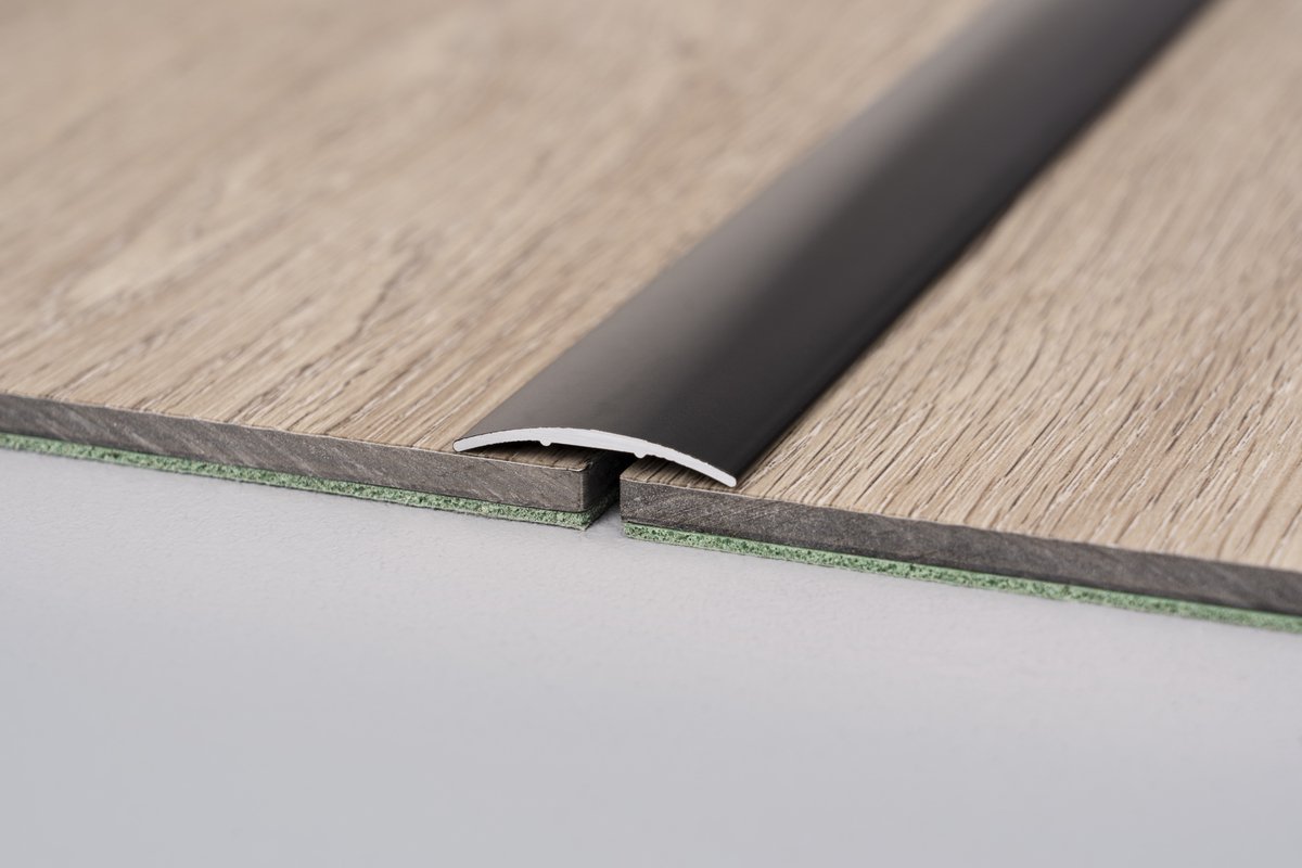 Zelfklevend dorpelprofiel - overgangsprofiel - kleur zwart RAL 9005 - breedte 30 mm - hoogte 3,9 mm - lengte 3 meter
