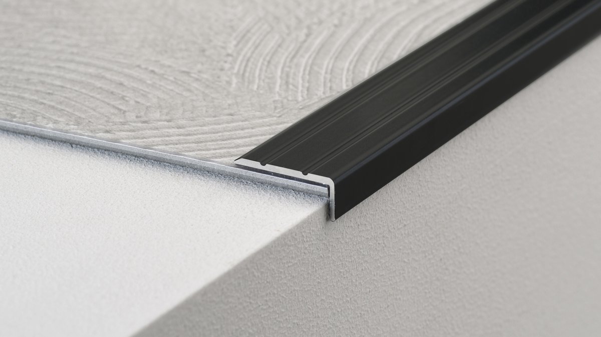 Zelfklevend trapprofiel - trapneus - kleur zwart RAL 9005 - 24,5 x 10 mm - 1,6 mm dikte - lengte 3 meter