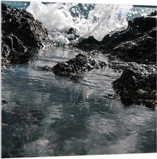 Acrylglas - Zee - Stenen - Water - Druppels - Spetters - 100x100 cm Foto op Acrylglas (Met Ophangsysteem)