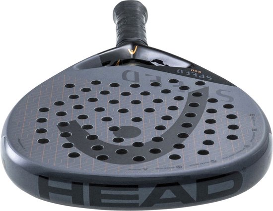 Grijze padelracket, detail van de voorkant met 'HEAD SPEED PRO' tekst en grafisch patroon.