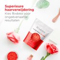 Een zak Rostem Hard Wax Beans 'Strawberry' omringd door rozen, met een potje rode waxkorrels.