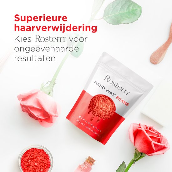 Een zak Rostem Hard Wax Beans 'Strawberry' omringd door rozen, met een potje rode waxkorrels.