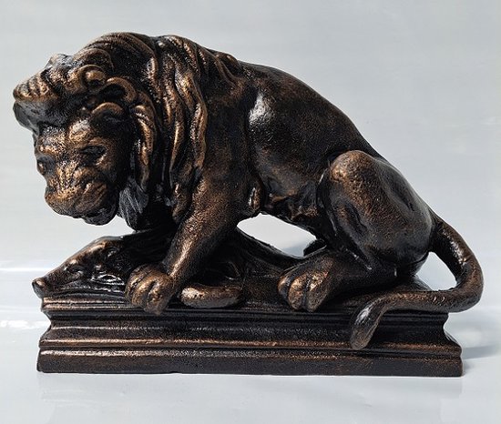 Denza - Gietijzeren leeuw met prooi - groot en zwaar model lengte 27 cm gewicht 7,5 kilo - lion
