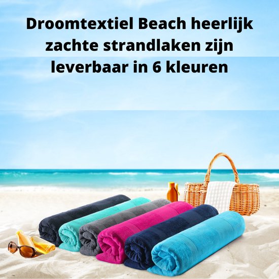 Zes opgerolde strandlakens in verschillende kleuren op een strand, met een mand, zonnebrandcrème en zonnebril.