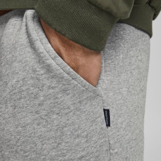 Lichtgrijze joggingbroek met een klein zwart label van JACK & JONES op de zijkant.