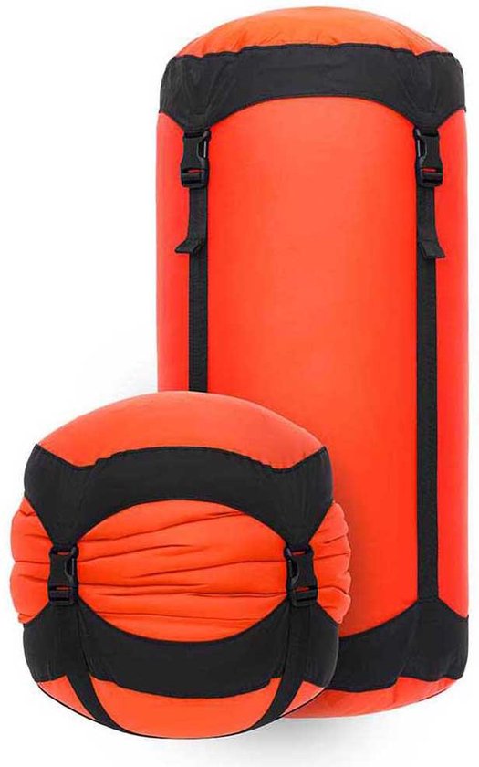 Oranje compressiezakken met zwarte banden en gespen, één rond en één langwerpig model.