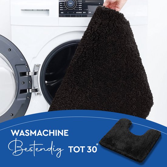 Zwarte toiletmat wordt in een wasmachine geplaatst. Tekst: 'WASMACHINE Bestendig TOT 30°'.