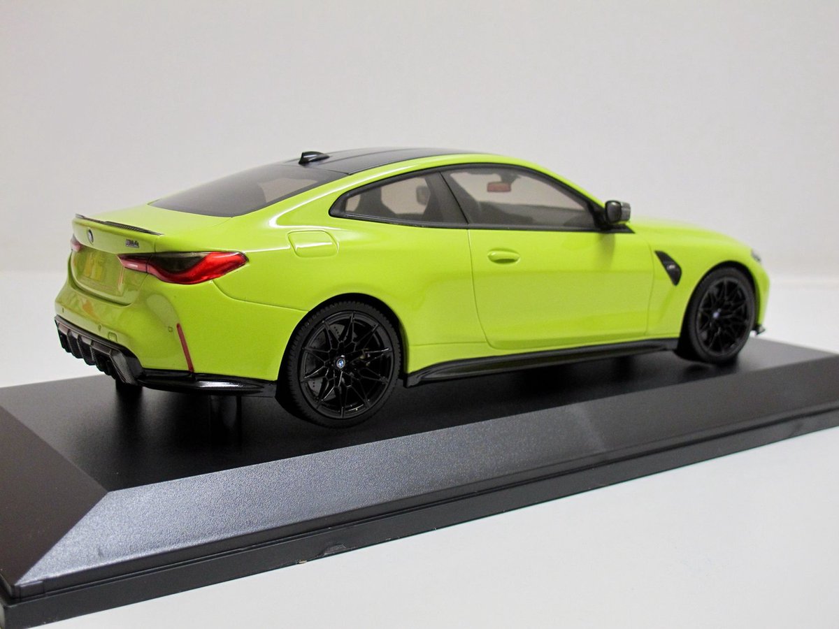 BMW M4 COUPE G82 2020 yellow/green Minichamps 1:18 SUPERB EUR 119,95