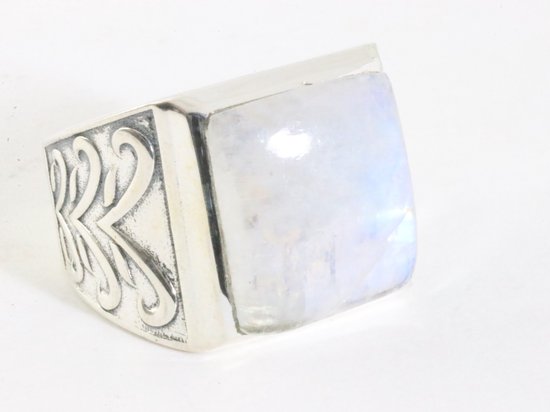 Zware bewerkte zilveren ring met regenboog maansteen