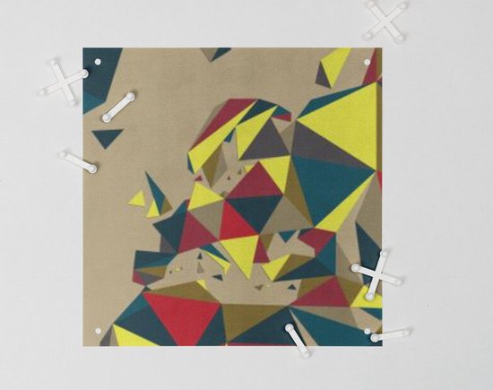 Détail d'une carte du monde abstraite aux formes géométriques multicolores, avec des clips de suspension.