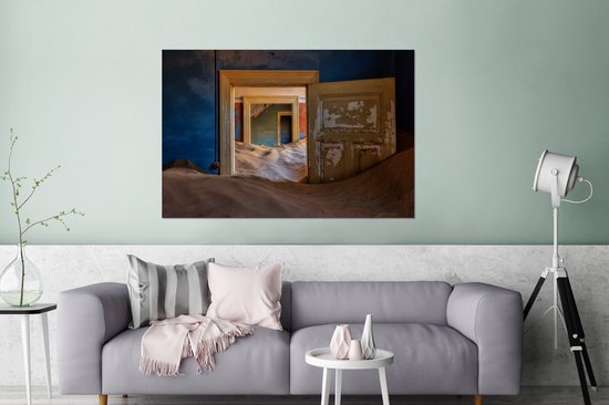 Wanddecoratie Metaal - Aluminium Schilderij Industrieel - Blauw - Deur - Zand - Woestijn - 120x80 cm - Dibond - Foto op aluminium - Industriële muurdecoratie - Voor de woonkamer/slaapkamer