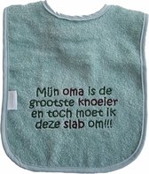 Bavoir de couleur vert pierre avec "Ma grand-mère est la plus grande maladroite et pourtant je dois porter ce bavoir !!!" - doux, cadeau de maternité, cadeau, baby shower