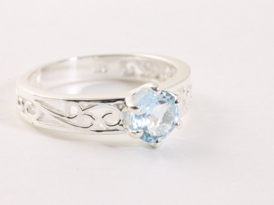 Fijne opengewerkte zilveren ring met blauwe topaas