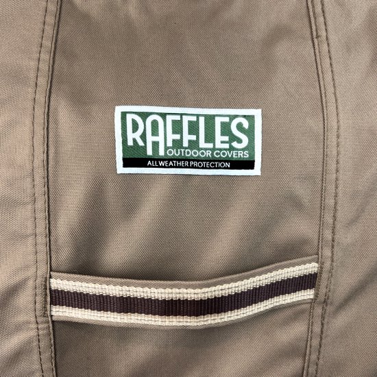 Raffles Outdoor Covers logo op een bruine tuinhoes met gestreepte band.