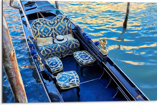 Dibond - Blauwe Gondel met Gouden Details op de Wateren van Venetië - 75x50 cm Foto op Aluminium (Wanddecoratie van metaal)