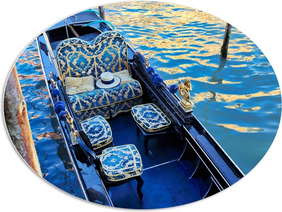 PVC Schuimplaat Ovaal - Blauwe Gondel met Gouden Details op de Wateren van Venetië - 108x81 cm Foto op Ovaal (Met Ophangsysteem)