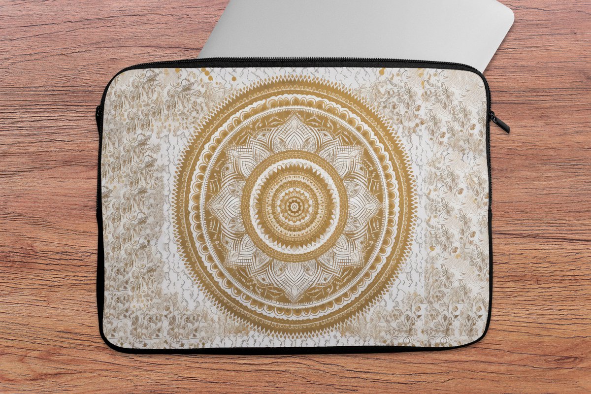 Laptophoes 13 inch - Mandala - Bloemen - Goud - Wit - Design - Laptop sleeve - Binnenmaat 32x22,5 cm - Zwarte achterkant