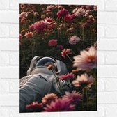 Muursticker - Astronaut tussen de Roze Bloemen in Bloemenveld - 40x60 cm Foto op Muursticker