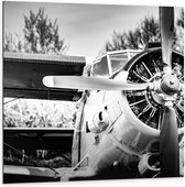 Dibond - Close-up van Motor van Klein Stuntvliegtuig (Zwart- wit) - 100x100 cm Foto op Aluminium (Wanddecoratie van metaal)