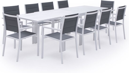Une longue table extensible blanche avec dix chaises en texaline grise à cadres en aluminium blanc.
