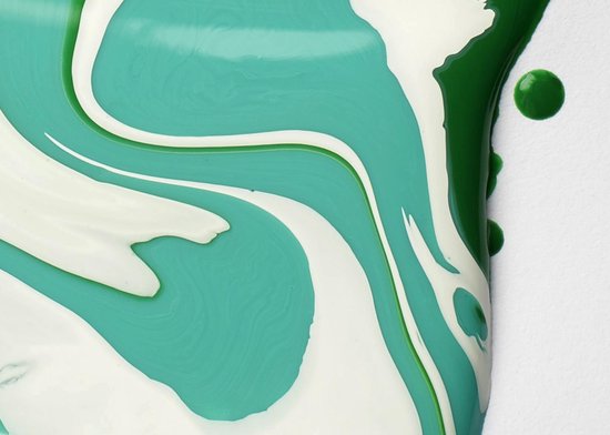 Een close-up van Pouring Medium dat zich mengt met turkoois en groen.