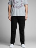 Man draagt een grijze T-shirt met print en zwarte jeans.