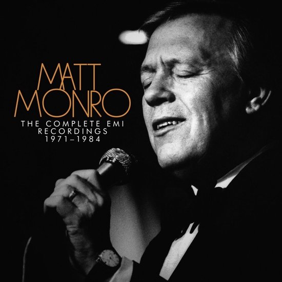 Portret van Matt Monro die zingt in een microfoon, met gesloten ogen en een smoking aan. Tekst: MATT MONRO THE COMPLETE EMI RECORDINGS 1971-1984