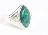 Opengewerkte zilveren ring met smaragd - maat 17