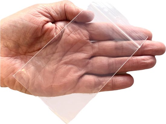 Een hand met een transparant gripzakje van 12x8cm.