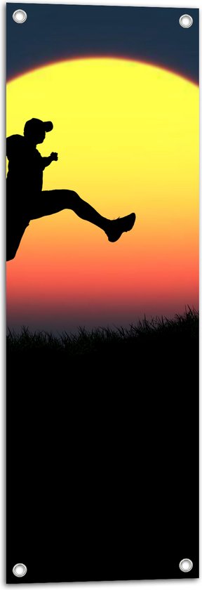 Tuinposter – Silhouet van Springende Man in Grasveld voor de Horizon - 30x90 cm Foto op Tuinposter (wanddecoratie voor buiten en binnen)